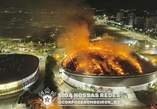 «Ξέσπασε» φωτιά στο Ολυμπιακό Στάδιο του Ρίο – Καταστράφηκε μεγάλο μέρος της οροφής (vids)