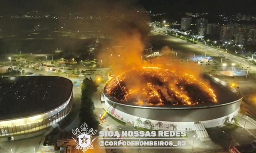 «Ξέσπασε» φωτιά στο Ολυμπιακό Στάδιο του Ρίο – Καταστράφηκε μεγάλο μέρος της οροφής (vids)