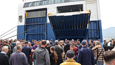 Μυτιλήνη: Δεν υποχωρούν οι κτηνοτρόφοι – Ένταση στο λιμάνι – Δεν επέτρεψαν αποβίβαση φορτηγών