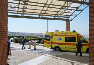 Σοβαρό τροχαίο με παράσυρση πεζής – Στο νοσοκομείο σε σοβαρή κατάσταση 65χρονη