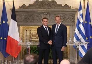 Live η συζήτηση του Εμανουέλ Μακρόν και του Κυριάκου Μητσοτάκη στο Ελληνογαλλικό Οικονομικό Φόρουμ