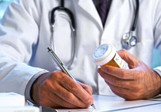 Συνελήφθη γιατρός που διακινούσε ιατρικές συνταγές για προμήθεια ναρκωτικών δισκίων στην Ομόνοια