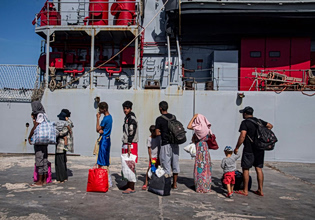 Ιταλία: Η αμφιλεγόμενη συμφωνία για την αποστολή μεταναστών στην Αλβανία λαμβάνει νομική «σανίδα σωτηρίας»
