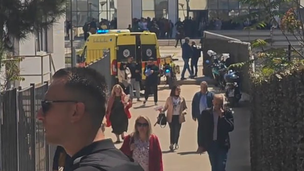 Ο 89χρονος αφού πυροβόλησε και τραυμάτισε υπάλληλο στον ΕΦΚΑ πήγε στο Ειρηνοδικείο στη Λουκάρεως και πυροβόλησε άλλα 4 άτομα – Άφησε σημειώματα