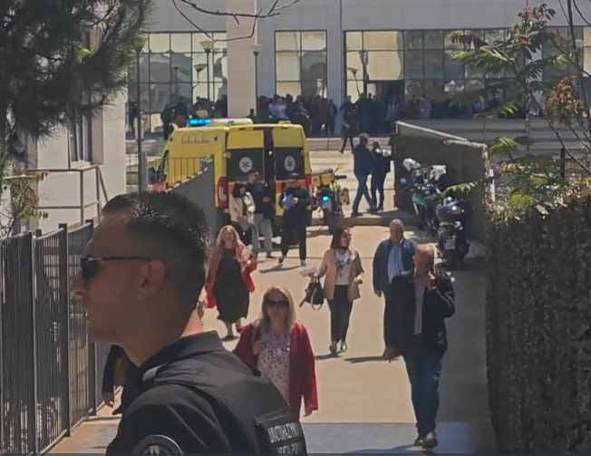 Ο 89χρονος αφού πυροβόλησε και τραυμάτισε υπάλληλο στον ΕΦΚΑ πήγε στο Ειρηνοδικείο στη Λουκάρεως και πυροβόλησε άλλα 3 άτομα