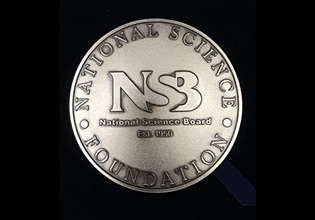 Ο Τραμπ απέλυσε όλο το Εθνικό Επιστημονικό Συμβούλιο – Πώς θα επηρεάσει την έρευνα στις ΗΠΑ