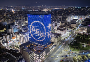 Ο Πύργος του Πειραιά φωτίστηκε στα χρώματα του ΔΕΗ Tour of Hellas