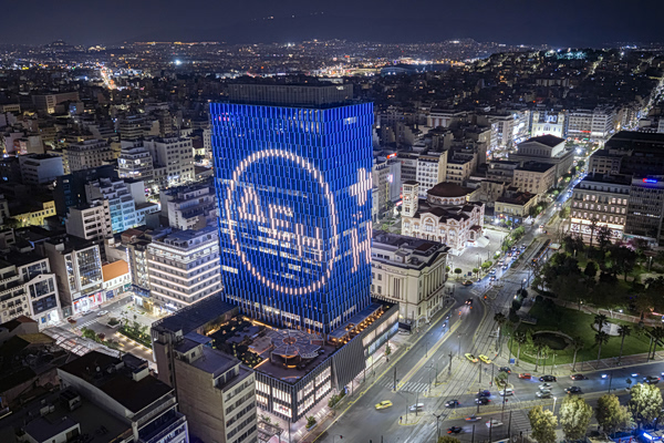 Ο Πύργος του Πειραιά φωτίστηκε στα χρώματα του ΔΕΗ Tour of Hellas