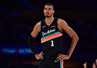 Φοβερός και τρομερός ο Γουεμπανιάμα: Ο νεότερος παίκτης που παίρνει το βραβείο του καλύτερου αμυντικού (pic)