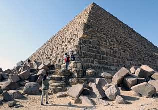 Νέα ευρήματα στη Γκίζα δείχνουν «πιθανή κρυφή είσοδο» στην πυραμίδα του Μυκερίνου