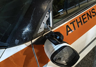 Ζημιές προκλήθηκαν σε υπηρεσιακό όχημα της Δημοτικής Αστυνομίας, όπως καταγγέλλει ο Δήμος Αθηναίων