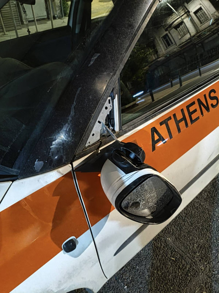 Ζημιές προκλήθηκαν σε υπηρεσιακό όχημα της Δημοτικής Αστυνομίας, όπως καταγγέλλει ο Δήμος Αθηναίων