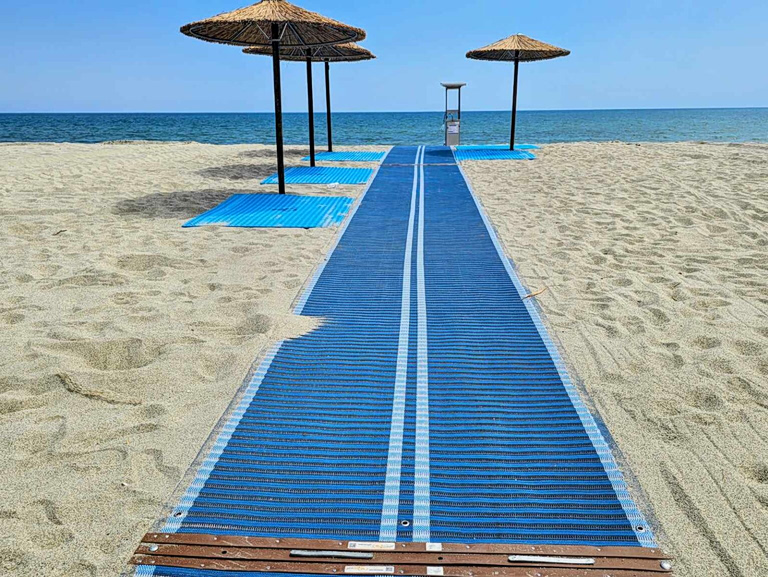 Δύο νέες υποδομές για την αυτόνομη πρόσβαση ΑμεΑ στις παραλίες της Κατερίνης