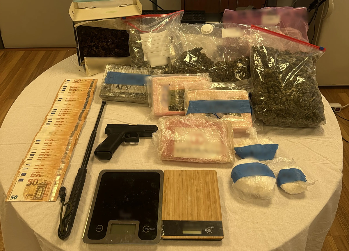 Εξαρθρώθηκε κύκλωμα διακίνησης ναρκωτικών και όπλων – Οκτώ συλλήψεις σε Αττική, Θεσσαλονίκη και Κρήτη