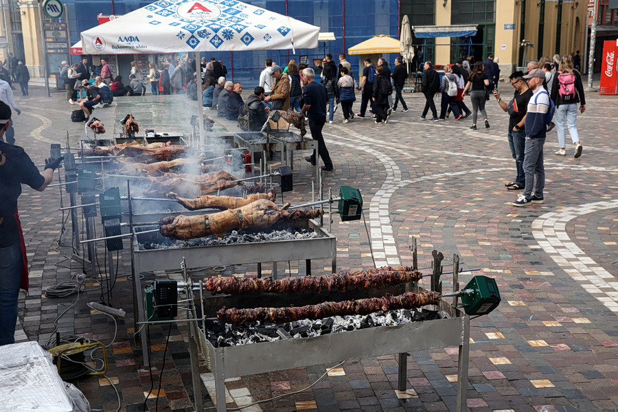 εικόνα που δείχνει στιγμιότυπο από το μαζικό ψήσιμο του οβελία στο Μοναστηράκι
