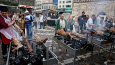 Κυριακή του Πάσχα με σούβλες και μαζικό ψήσιμο του οβελία σε κάθε γειτονιά και πόλη