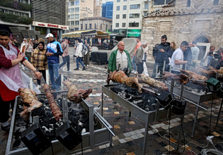 Κυριακή του Πάσχα με σούβλες και μαζικό ψήσιμο του οβελία σε κάθε γειτονιά και πόλη