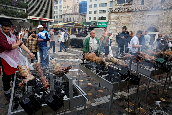 Κυριακή του Πάσχα με σούβλες και μαζικό ψήσιμο του οβελία σε κάθε γειτονιά και πόλη