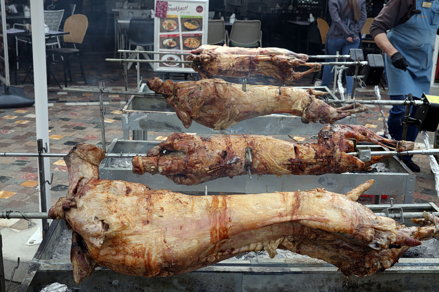 εικόνα που δείχνει αρνιά να ψήνονται μπροστά από ένα εστιατόριο