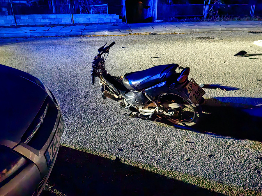 εικόνα που δείχνει το ένα από τα μηχανάκια που ενεπλάκησαν στο θανατηφόρο τροχαίο στην Αργολίδα