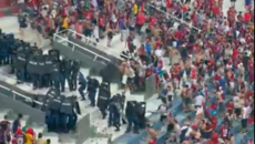 Φοβερά επεισόδια σε ντέρμπι της Παραγουάης: Οπαδοί έκλεψαν ασπίδα αστυνομικού και έπεσαν σφαίρες καουτσούκ (vids)