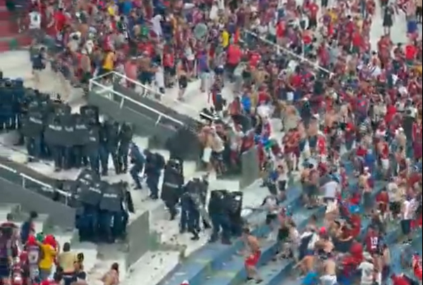 Φοβερά επεισόδια σε ντέρμπι της Παραγουάης: Οπαδοί έκλεψαν ασπίδα αστυνομικού και έπεσαν σφαίρες καουτσούκ (vids)