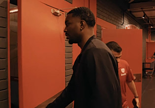 Η έκπληξη του Κίναν Έβανς: Επέστρεψε στα αποδυτήρια του Ολυμπιακού (vid)