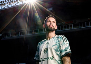 Ο Βέλντε πέτυχε γκολάρα και πανηγύρισε πάνω σε… κορμό δέντρου (vid)