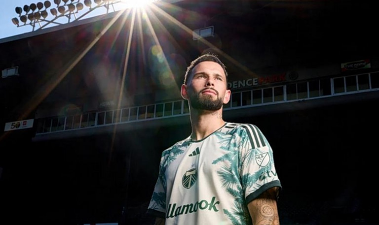 Ο Βέλντε πέτυχε γκολάρα και πανηγύρισε πάνω σε… κορμό δέντρου (vid)