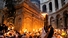 Στο Ισραήλ η ελληνική αποστολή για τη μεταφορά του Αγίου Φωτός – Τι ώρα αναμένεται στο Ελευθέριος Βενιζέλος