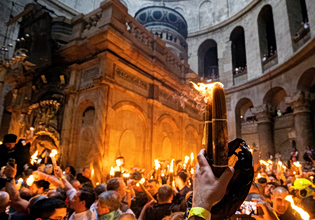 Στο Ισραήλ η ελληνική αποστολή για τη μεταφορά του Αγίου Φωτός – Τι ώρα αναμένεται στο Ελευθέριος Βενιζέλος