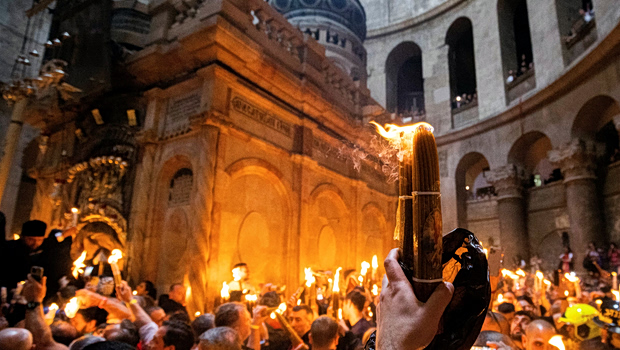 Στο Ισραήλ η ελληνική αποστολή για τη μεταφορά του Αγίου Φωτός – Τι ώρα αναμένεται στο Ελευθέριος Βενιζέλος