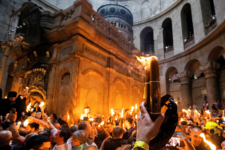 Στο Ισραήλ η ελληνική αποστολή για τη μεταφορά του Αγίου Φωτός – Τι ώρα αναμένεται στο Ελευθέριος Βενιζέλος