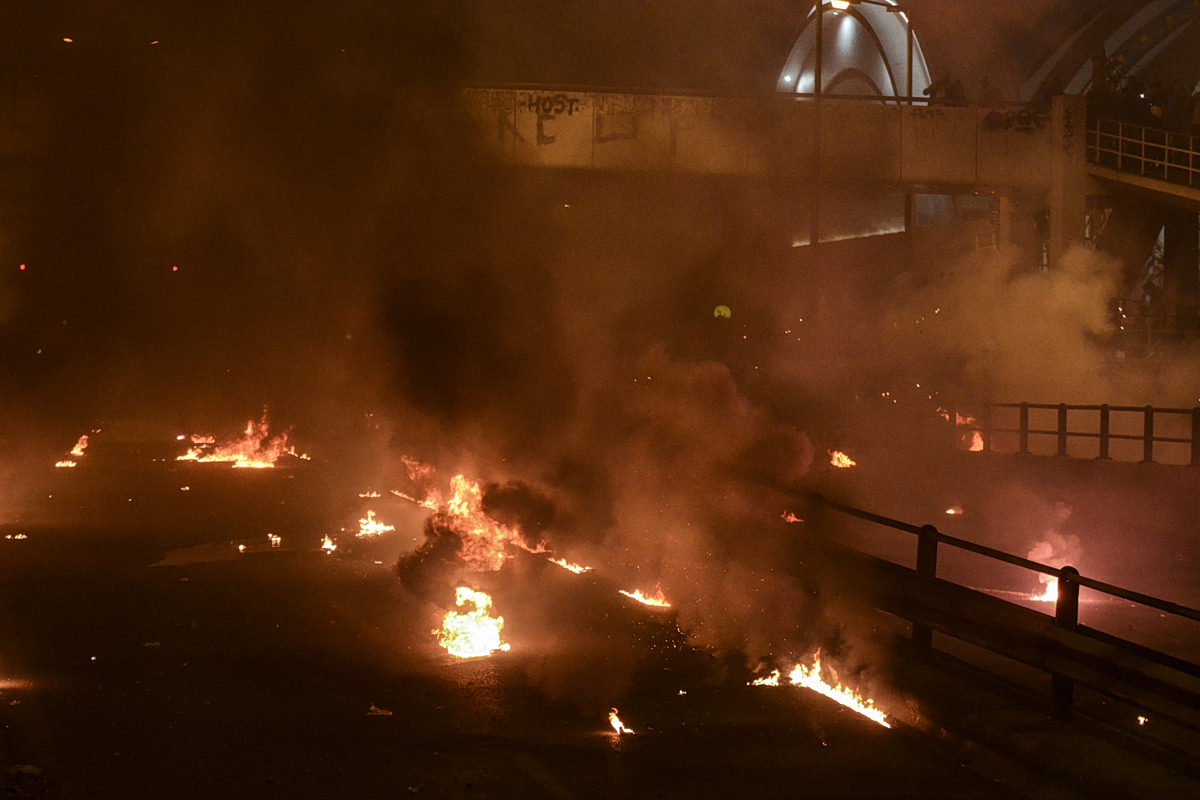Το επικίνδυνο Πάσχα των μολότοφ και των βεγγαλικών