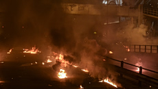 Το επικίνδυνο Πάσχα των μολότοφ και των βεγγαλικών