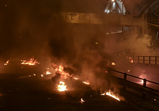 Το επικίνδυνο Πάσχα των μολότοφ και των βεγγαλικών