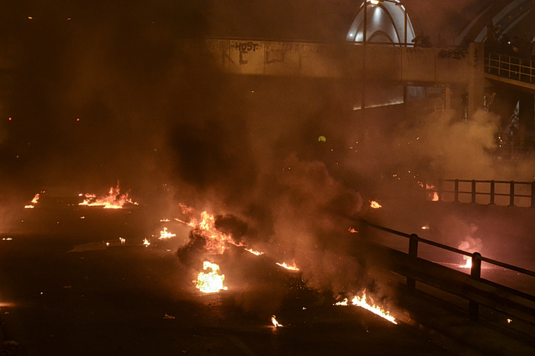 Το επικίνδυνο Πάσχα των μολότοφ και των βεγγαλικών