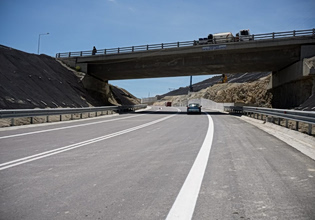 Κρήτη: Αποκολλήθηκε κομμάτι τσιμέντου από γέφυρα στον ΒΟΑΚ και έπεσε σε διερχόμενο αυτοκίνητο