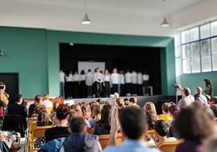 Το ιστορικό σχολείο που καταρρέει βουβά στην καρδιά της Αθήνας – «Εχω στείλει δεκάδες επιστολές για τα παράθυρα»