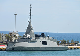 Στη φρεγάτα «Κίμων» ο Μακρόν, με Μητσοτάκη και Δένδια