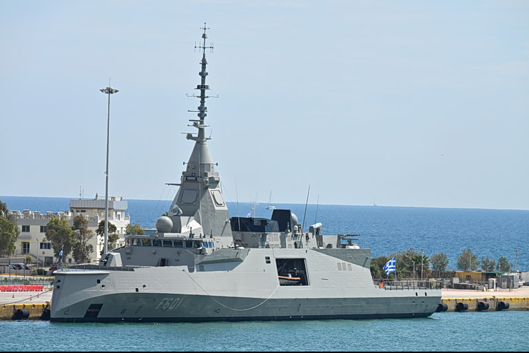 Στη φρεγάτα «Κίμων» ο Μακρόν, με Μητσοτάκη και Δένδια