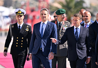 Στη φρεγάτα «Κίμων» ο Μακρόν, με Μητσοτάκη και Δένδια