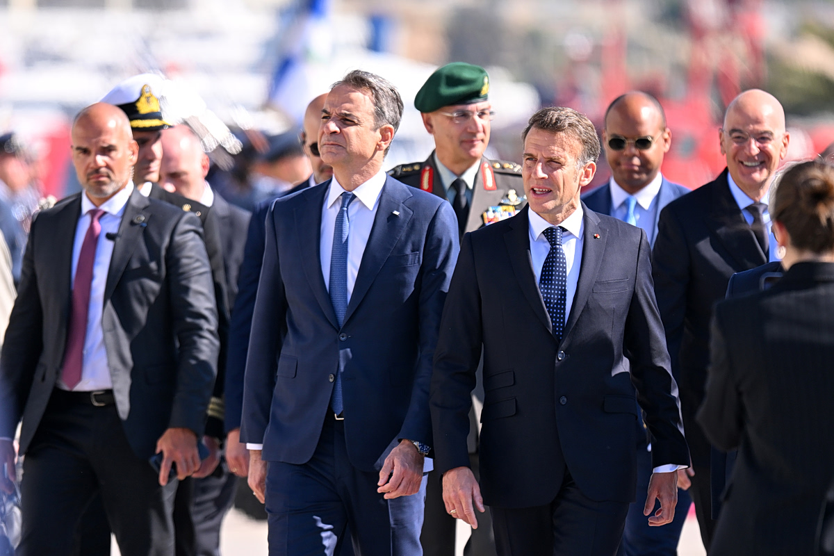 Επιθεώρησαν τη φρεγάτα «Κίμων» Μακρόν και Μήτσοτάκης, στις 12:00 η υπογραφή συμφωνιών στο Μαξίμου