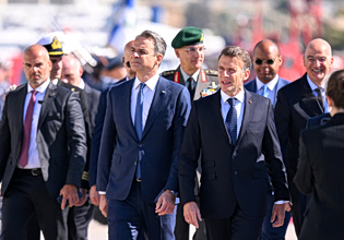 Στη φρεγάτα «Κίμων» ο Μακρόν, με Μητσοτάκη και Δένδια