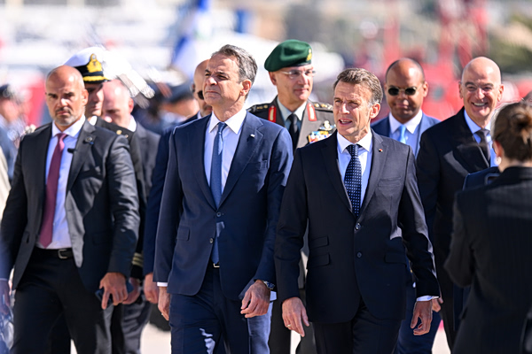 Στη φρεγάτα «Κίμων» ο Μακρόν, με Μητσοτάκη και Δένδια