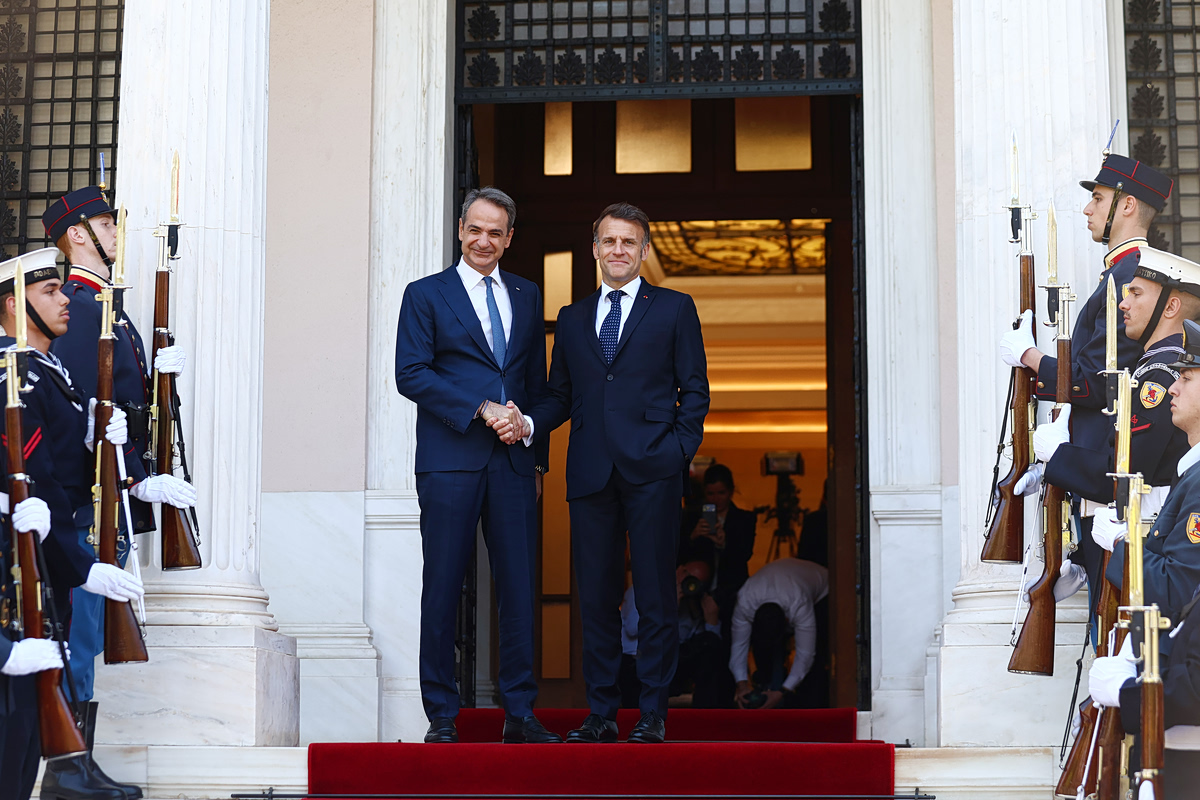 Ξεκίνησαν οι κοινές δηλώσεις Μητσοτάκη – Μακρόν