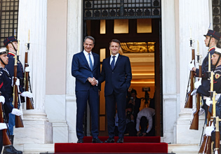 Συνάντηση Μητσοτάκη – Μακρόν στο Μαξίμου για την υπογραφή συμφωνιών