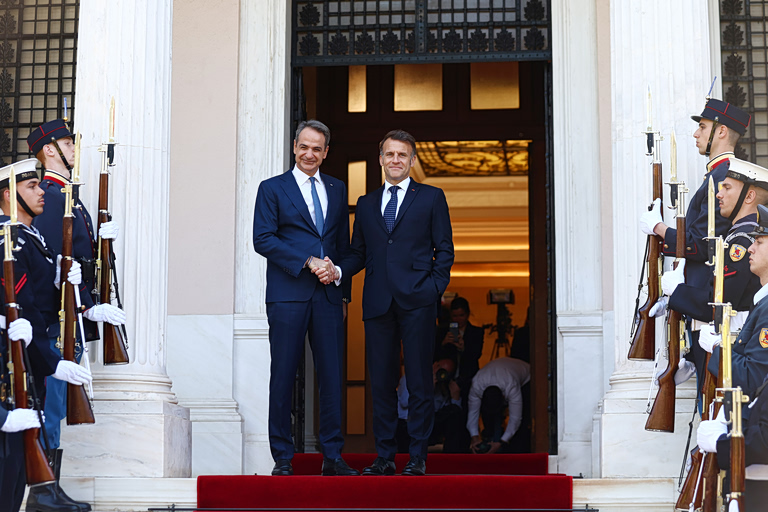 Συνάντηση Μητσοτάκη - Μακρόν στο Μαξίμου για την υπογραφή συμφωνιών