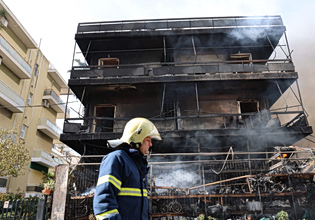 Θύμα απαγωγής είχε πέσει ο ιδιοκτήτης της επιχείρησης που κάηκε στο Ίλιον – «Ακούστηκαν εκρήξεις» λένε οι γείτονες