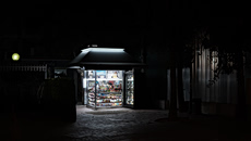 Εξάρχεια: Μαχαίρωσαν περιπτερά στο πόδι